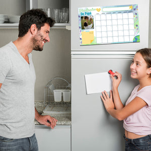 papá y niña en la cocina mostrando un planificador imantado pegado en el refrigerador