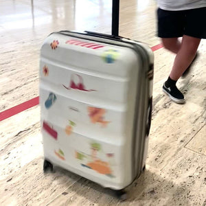 video de Maleta personalizada con identificador y stickers. Perfecta para viajes en avión, bus o tren, fácil de reconocer en aeropuertos y hoteles