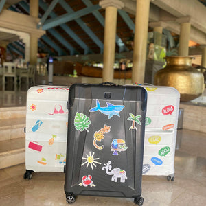 Foto  realizada en entrada de hotel en punta Canaa, con 3 maletas marcadas con stickers en diferentes diseños.