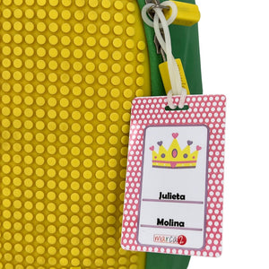 Identificador personalizado para mochilas, loncheras, bolsos y maletas. Diseño resistente al agua, tamaño tarjeta de crédito (5,5 cm x 8,5 cm). Ideal para evitar pérdidas y facilitar la identificación de pertenencias en la escuela, colegio,  viajes y actividades deportivas. Disponible en diferentes diseños y combinable con stickers y etiquetas personalizadas. Envío a todo Chile.