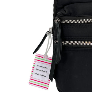 Identificador personalizado para mochilas, loncheras, bolsos y maletas. Diseño resistente al agua, tamaño tarjeta de crédito (5,5 cm x 8,5 cm). Ideal para evitar pérdidas y facilitar la identificación de pertenencias en la escuela, viajes y actividades deportivas. Disponible en diferentes diseños y combinable con stickers y etiquetas personalizadas. Envío a todo Chile.